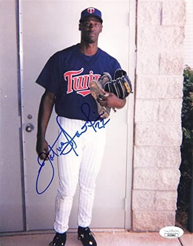 LeTroy Hawkins İmzalı 8x10 Minnesota ikizleri (JSA VV33802) - İmzalı MLB Fotoğrafları
